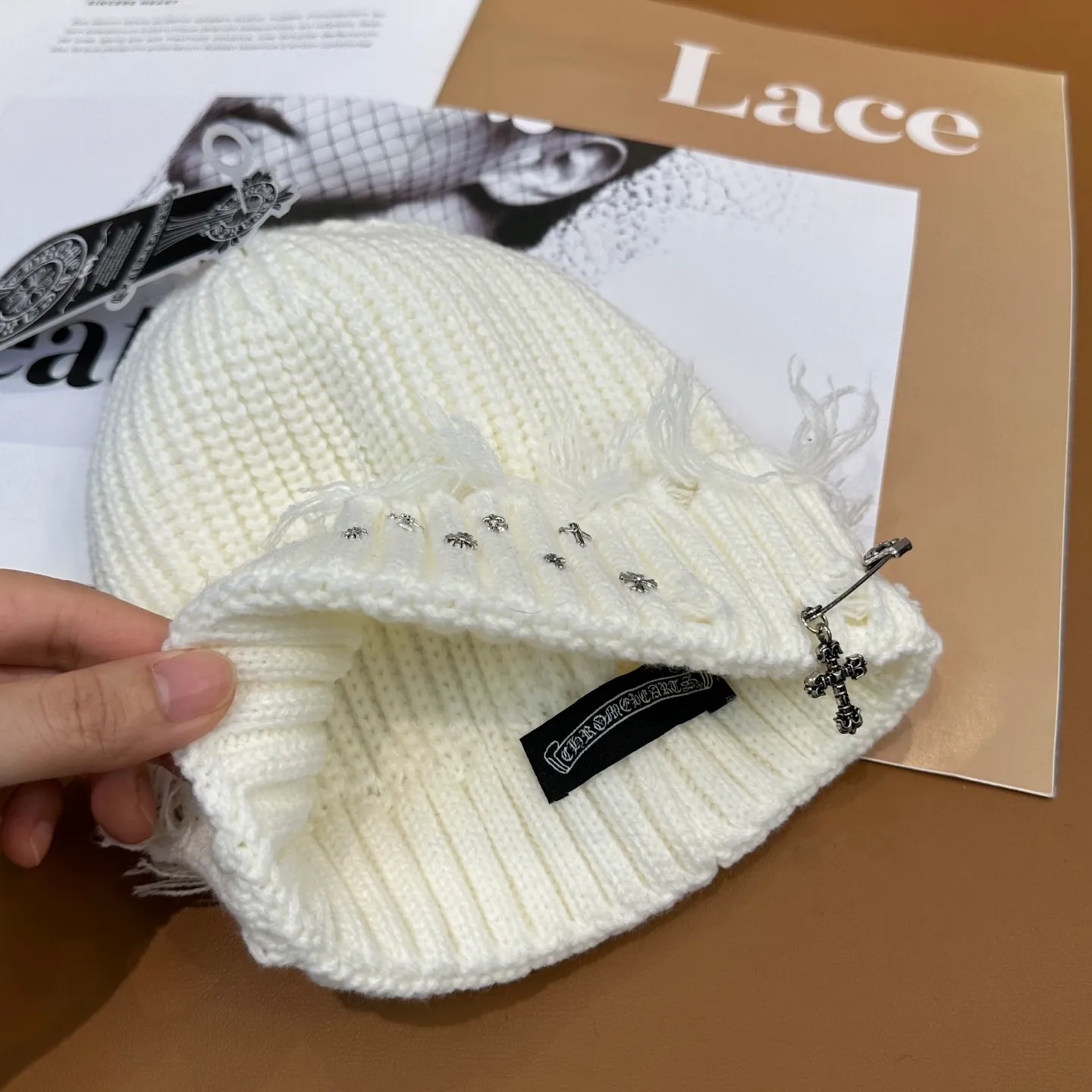P70 🤍Chrome hearts new autumn and winter cross knitted hat🧶 One of the must-have hats in autumn and winter~ It really looks good on whoever wears it~, it is also a perfect match in black and white and gray in autumn~
